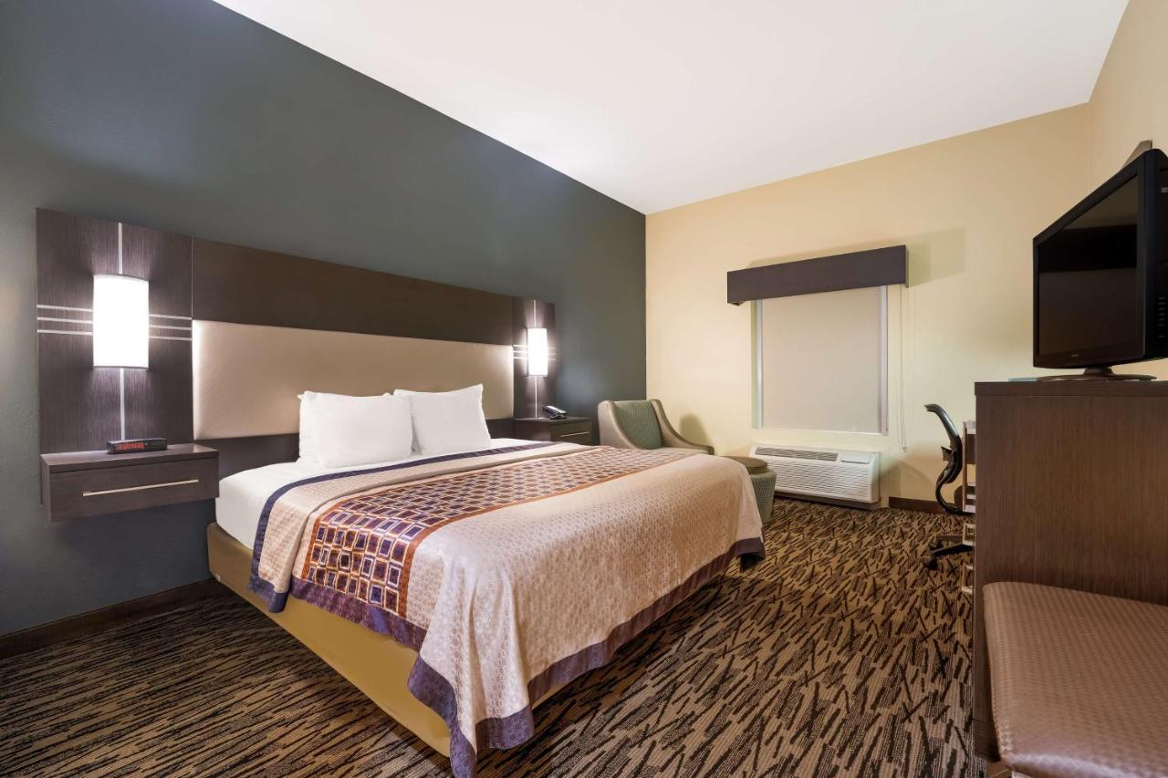 Best Western Bradbury Inn & Suites Пери Екстериор снимка