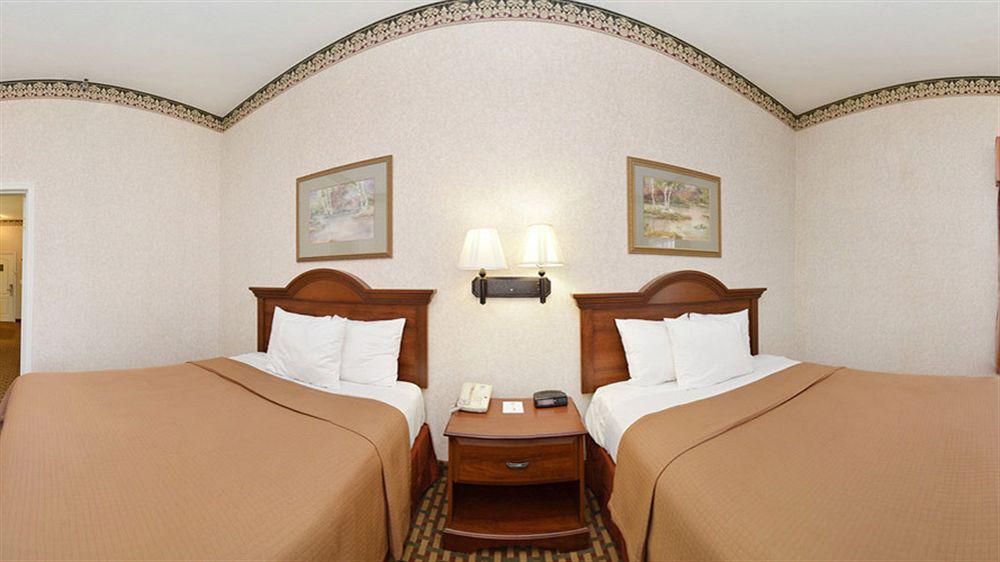 Best Western Bradbury Inn & Suites Пери Екстериор снимка